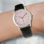 Minimalistiskt monogram för  Rosa Elegant Armbandsur<br><div class="desc">Personlig Monogram Rosa och White Watch med enkla svarta siffror. I den här chicen blandas det klassiska stil med roligt, personlig. Den har en fetstilt vit inledning på en mjuk rosa (observera: rosan är ett jämnt, plant färg utan shimmer), med enkla svarta siffror för enkel läsning. Ett känsligt svart skript...</div>