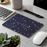 Minimalistiskt monogram över Natt Himmel i Guld Musmatta<br><div class="desc">Snygg mörk blått,  nattlig himmel-bakgrund med en sömlös mönster av guld-stjärnor och ett monogram med elegant-skript. Det här objektet paras på ett fantastiskt sätt med andra matchande kontor och personliga objekt som du hittar i vår butik.</div>