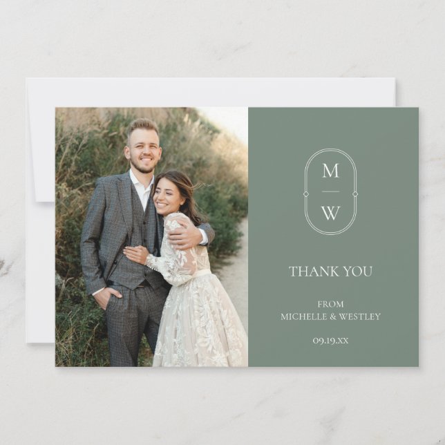 Minimalistiskt Monogram Sage Grönt Bröllop Photo Tack Kort (Framsida)