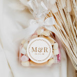 Minimalistiskt monogramdatum Bröllop-kuvertförslut Runt Klistermärke<br><div class="desc">Det här anpassadet gynnar dekal eller kuvertförsegling och har en elegant som fortfarande är modern. Perfekt för alla säsonger. Om du vill göra avancerade ändringar väljer du Anpassa -> Redigera med Design verktyg.</div>