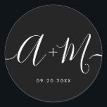 Minimalistiskt monogramskript Personligt bröllp-da Runt Klistermärke<br><div class="desc">Höj informationen om bröllop med den minimalistiska monogramskript med Personligt bröllp datumstämpel, vit text på svart. Den här elegant- och personligen-klistermärket gör att du får en smula sofistikerad på bröllop-skrivbordet, så att du kan visa ditt monogram och din bröllop-dejt på ett enkelt men otrevligt sätt. Dekalen har en minimalistisk skriptutformning...</div>