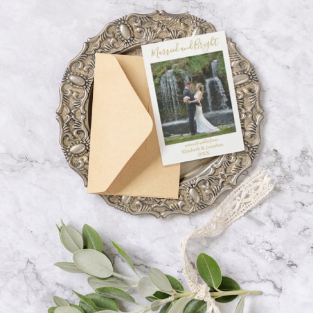 Minimalistiskt nylyft foto, gift och ljus helg vykort (Skapare uppladdad)