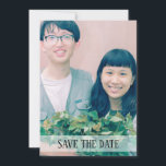 Minimalistiskt och enkelt foto Spara datumkortet Datumet<br><div class="desc">Det handlar om ditt pars foto i den här enkla Spara datummallen. Ditt fotografi täcker hela kortets framsida. En genomskinlig remsa på grund ramar Spara datumet. Denna öppenhet garanterar att alla lätt kan läsa om datumet. Namn,  bröllop-datum och plats är på baksidan.</div>