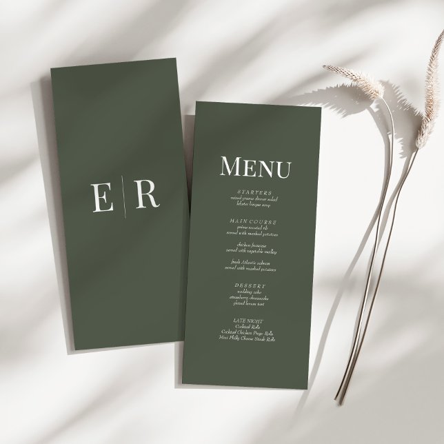 Minimalistiskt Oliv grönt monogram-menykort för Br Meny (Minimalist Olive Green Monogram Wedding Menu Card on a sunny white table.)