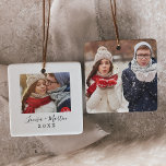 Minimalistiskt Par Keepsakfoto Julgransprydnad Keramik<br><div class="desc">Denna minimalistiska par keepsaké-fotokeramiska prydnadsämne är perfekten enkel dekoration i Julgran. Utformningen har klassiskt svartvitt och vit typografi parad med ett skript av rustik men elegant med handskrivet stil. Anpassa framsidan av den här nyckelprydnaden med ett foto,  namn och året. Anpassa baksidan med ett annat foto.</div>