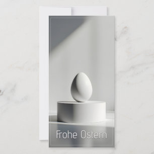 Minimalistiskt påskägg på modernt podium