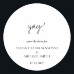 Minimalistiskt rent handskrivet år Spara datum Runt Klistermärke<br><div class="desc">Minimalistiskt rent handskrivet år Spara datum</div>