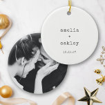 Minimalistiskt Retro-skrivmaskin-foto i Bröllop Julgransprydnad Keramik<br><div class="desc">Minimalistisk Retro Typewriter Black and White Bröllop Photo Ceramic Ornament</div>