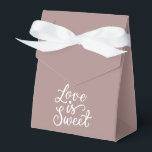 Minimalistiskt Ro Guld och Vita Bröllop Presentaskar<br><div class="desc">De häpnadsväckande bröllop-presentpåsarna i Ro Guld Färg som kommer att göra din gåva tydlig. Varje påse är försedd med en romantisk "Kärlek är sött"-inskrift,  som lägger till en känslig charm och ett unikt stil till din gåva. Gör din gåva ännu mer speciell med våra exquisite bröllop presentsäckar.</div>
