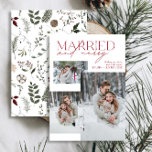 Minimalistiskt rött gift och nylyserat foto av Mer Julkort<br><div class="desc">Vi presenterar vårt fantastiska nya, minimalistiska Red Married and Merry Newlyed Photo Helgdag Card: en modern design med elegant typografi och tre omhuldade bröllop-foton, i färdigt rött och vitt. Den minimalistiska framsidan kompletteras av en varm, fyllig vattenfärg botaniskt mönster på baksidan, som visar grönenergi, eukalyptus, gräs-koner och bär. Perfekt för...</div>