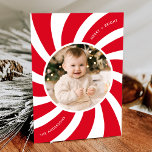 Minimalistiskt rött och vitt peppermint Swirl-foto Julkort<br><div class="desc">Modern helgdag-kort med ditt foto omgivet av ett vitt ram med röd och vit pepparmyntsnurrande bakgrund. Uttrycket "Merry and Bright" visas med böjda vita bokstäver. Anpassa pepparmyntsnurrkortet med din familj namn. Kortets baksida har en röd bakgrund med subtila vita punkter.</div>