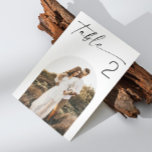 Minimalistiskt skript Bröllop | Elegant Arch-foto Bordsnummer<br><div class="desc">Lägg till en personlig och elegant beröring till din bröllopsmottagning med det här moderna minimalistiska svarta och vita bordsnumret-kortet. Det här bordsnumret är snyggt för contemporary, neutralt eller boho temed bröllop. Perfekt för par som kärlek rengör en enkel design med en personlig tvist. Anpassa enkelt bordsnumret och fotot till kostym...</div>