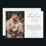 Minimalistiskt skript Elegant bröllop Tack Kort<br><div class="desc">Det här tackkortet innehåller ett skript för elegant och ett foto av lycklig-paret för perfektens sätt att tacka din familj och dina vänner!</div>