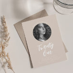 Minimalistiskt skript Foto 21st Birthday Champagne Inbjudningar<br><div class="desc">Eleganten "21:a födelsedag" bjuder in till en utformning med personlig foto,  modern typografi och anpassningsbar.</div>