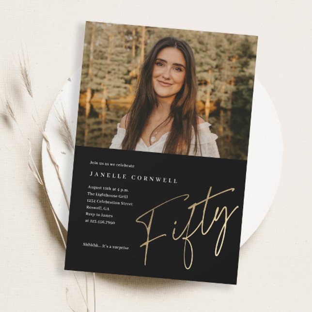 Minimalistiskt skript Guld 50:e foto-födelsedag Inbjudningar (Elegant Modern Black and Gold Script Fifty Photo 50th Birthday Party Invitation.)