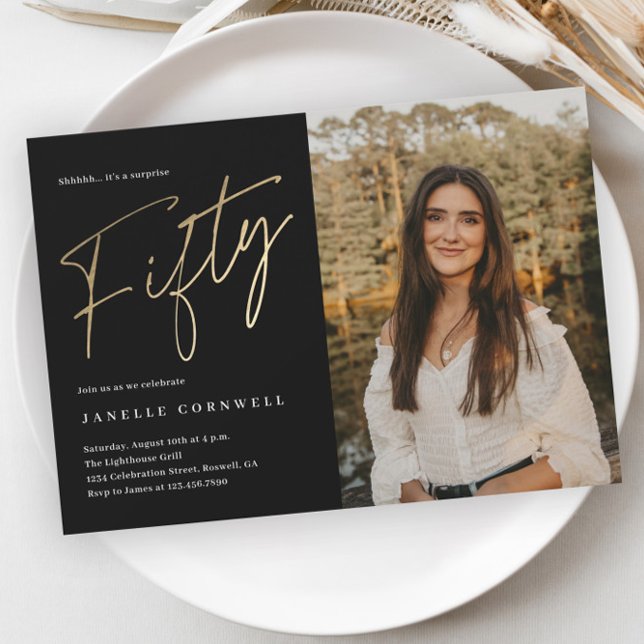 Minimalistiskt skript svart och Guld 50:e födelsed Inbjudningar (Modern Script Black and Gold 50th Photo Birthday Party Invitation.)