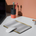 Minimalistiskt snlick Silver & Guld Metallic Struk Musmatta<br><div class="desc">Elegant metallisk silver struktur,  borstat aluminium med accenter från guld gräns - anpassade typografi i svart. Minimalistisk enkel modern,  slimmad design.</div>