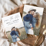 Minimalistiskt spara det manuella fotot för datum spara datumet<br><div class="desc">Modern och Elegant Handskriven skriptfoto Spara datumkortet Bröllop. Datuminbjudan innehåller en typografi för chic och snyggt med en enkel och minimalistisk utformning på en vit bakgrund som du kan lägga till ditt anpassade förlovning-fotografi bild till.</div>