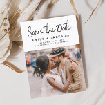 Minimalistiskt spara det manuella fotot för datum spara datumet<br><div class="desc">Modern och Elegant Handskriven skriptfoto Spara datumkortet Bröllop. Datuminbjudan innehåller en typografi för chic och snyggt med en enkel och minimalistisk utformning på en vit bakgrund som du kan lägga till ditt anpassade förlovning-fotografi bild till.</div>