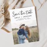 Minimalistiskt spara det manuella fotot för datum spara datumet<br><div class="desc">Modern och Elegant Handskriven skriptfoto Spara datumkortet Bröllop. Datuminbjudan innehåller en typografi för chic och snyggt med en enkel och minimalistisk utformning på en vit bakgrund som du kan lägga till ditt anpassade förlovning-fotografi bild till.</div>