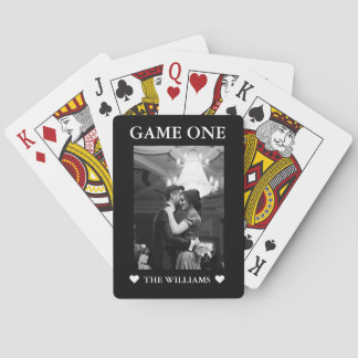 Minimalistiskt spel ett svart och vitt parfoto  casinokort