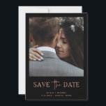 Minimalistiskt Stil Ro Guld och svart | Ett foto Spara Datumet<br><div class="desc">Den här enkla och elegant faux ro guld och svart sparar datumkortet med ditt personliga foto på framsidan,  med en blandning av modernt handskript och fet serif-text. Det finns utrymme för ytterligare information på baksidan,  inklusive webbplatsen för bröllop.</div>
