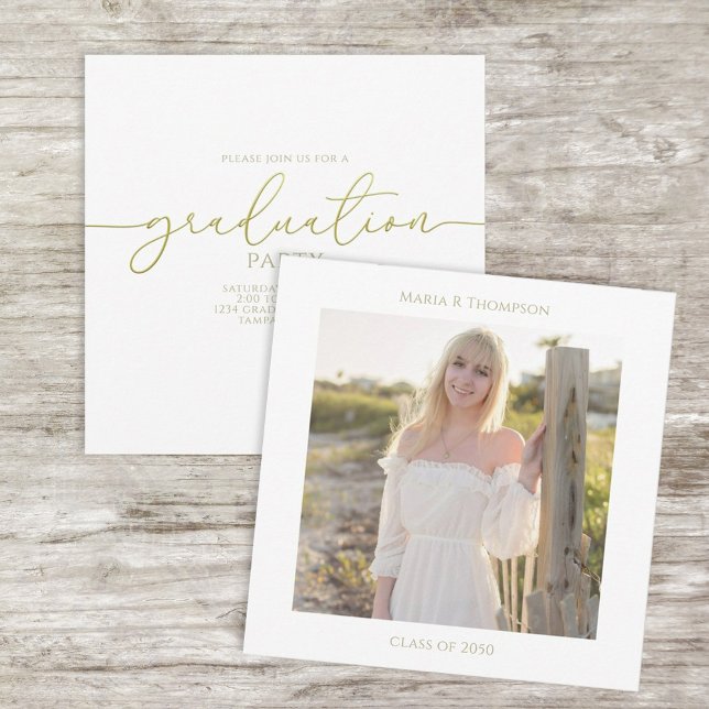 Minimalistiskt Student Modern Simple Guld-skript Julkort (Class of 2026 graduation party photo card with gold script accents.)