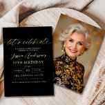 Minimalistiskt svart foto i Guld 60:e födelsedagen Inbjudningar<br><div class="desc">Firar att du vrider 60 i stil med en minimalistisk skript, svart och Guld födelsedagsinbjudan! Den här inbjudan innehåller eleganta svarta och guld-accenter, elegant-manustypografi och en ren, modern design, och anger tonen för ett sofistikerat firande. Perfekt för vilken plats som helst, från chic till intima sammankomster, kombinerar tidlös elegans med...</div>