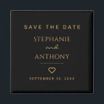 Minimalistiskt svart och Guld hjärtmodernt Bröllop Magnet<br><div class="desc">Denna minimalistiska Svarta och Guld Heart-Spara datum magneter är ett chic och snyggt sätt att tillkännage er speciella dag. Med en elegant svart bakgrund med ett känsligt guld-hjärta ger den här moderna designen en elegant vid bröllop-skrivbordet. Den här magneten är praktisk och sofistikerad och ser till att dina gäster får...</div>