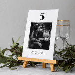 Minimalistiskt svart, svart, vitt foto Bröllop Bordsnummer<br><div class="desc">Minimalistiskt kort för det moderna Bordsnumret i Bröllop,  anpassa den här produkten med vilket bordsnummer som helst och ditt val plus datum för namn och bröllop.</div>