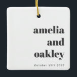 Minimalistiskt svart, vit Retro Personligt bröllp- Julgransprydnad Keramik<br><div class="desc">Minneshögtid en speciell stund med den här personligen prydnadsföremål med fet modern typografi på framsidan och ditt favoritfoto på baksidan. Perfekt för bröllop, årsdagar eller andra milstolpar tillför den här nyckelsaken en smula elegans till din helgdag dekorator eller visning året runt. Anpassa den med namn och data för att skapa...</div>