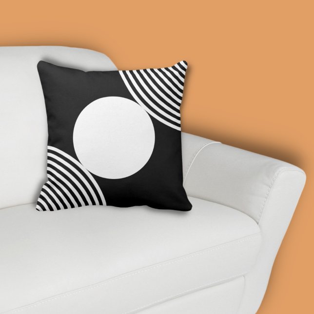 Minimalistiskt Svartvit Pärlor Mönster Kudde (Centered White Circle on Black Throw Pillow on White Couch with Orange Wall)