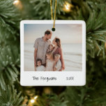 Minimalistiskt svartvitt-foto julgransprydnad keramik<br><div class="desc">Minimalistisk julprydnad i stil med en enkel design med ett foto av din familj tillsammans med din familj namn och året i ett handskript. Baksidan har ett andra bild. Denna moderna och elegant helgdag är en underbar gåva till närstående.</div>
