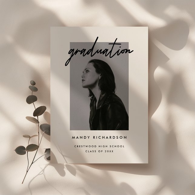 Minimalistiskt svartvitt-foto-Studenten Inbjudningar (Skapare uppladdad)