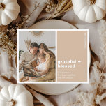 Minimalistiskt tacksamt   fotografi av välsignad T Vykort<br><div class="desc">säsongens värme med det här minimalistgrafikkortet tacksamt   Blad Thanksgiving. Med en modern neutralt-beige bakgrund,  ren typografi och plats för ditt favoritfamiljefoto är den här eleganten en perfekt för att skicka kärlek och tacksamhet till vänner och familj. Ett tidlöst val för Thanksgiving som framhäver enkelhet,  färdighet och hjärtliga välsignelser.</div>