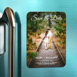 Minimalistiskt Trendig Ersätt fotospara datumkorte Magnet<br><div class="desc">Elegantens foto för bröllop-årsdagen. Du kan enkelt byta ut fotot när du sparar datummallen. Förlovningens bröllopsinbjudan till fotokort Magnets. Budgethändelsekort för minnen. Spara förlovningen för datum och snyggt enkelt. Vill du ha den här designen på ett kort, kort lagrar tjockare papper? Checka ut vår Spara datumsamling för kort. Det här...</div>