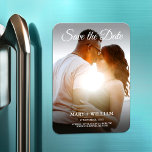 Minimalistiskt Trendig Ersätt fotospara datumkorte Magnet<br><div class="desc">Elegantens foto för bröllop-årsdagen. Du kan enkelt byta ut fotot när du sparar datummallen. Förlovningens bröllopsinbjudan till fotokort Magnets. Budgethändelsekort för minnen. Spara förlovningen för datum och snyggt enkelt. Vill du ha den här designen på ett kort, kort lagrar tjockare papper? Checka ut vår Spara datumsamling för kort. Det här...</div>