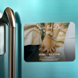 Minimalistiskt Trendig Ersätt fotospara datumkorte Magnet<br><div class="desc">Elegantens foto för bröllop-årsdagen. Du kan enkelt byta ut fotot när du sparar datummallen. Förlovningens bröllopsinbjudan till fotokort Magnets. Budgethändelsekort för minnen. Spara förlovningen för datum och snyggt enkelt. Vill du ha den här designen på ett kort, kort lagrar tjockare papper? Checka ut vår Spara datumsamling för kort. Det här...</div>