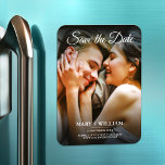 Minimalistiskt Trendig Ersätt fotospara datumkorte Magnet<br><div class="desc">Elegantens foto för bröllop-årsdagen. Du kan enkelt byta ut fotot när du sparar datummallen. Förlovningens bröllopsinbjudan till fotokort Magnets. Budgethändelsekort för minnen. Spara förlovningen för datum och snyggt enkelt. Vill du ha den här designen på ett kort, kort lagrar tjockare papper? Checka ut vår Spara datumsamling för kort. Det här...</div>