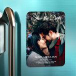 Minimalistiskt Trendig Foto Spara datum Bröllop-gi Magnet<br><div class="desc">Minimalistiskt Trendig Foto Spara datum Bröllop Gift Magnet ✨ fångad Elegance: Modern Bröllop Magnets 💑 Nounce your kärlek story med tidlös sofistikering genom vår "Captured Elegance" Modern Bröllop Magnet-samling. De här magneterna blandar sömlöst modern estetik, hjärtestunder och kalligrafi av eleganten för att skapa perfektens keepy för din speciella dag. 📸...</div>