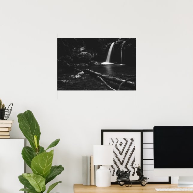 Minimalistiskt vattenfall bakom brutet träd i svar poster (Hemmakontoret)