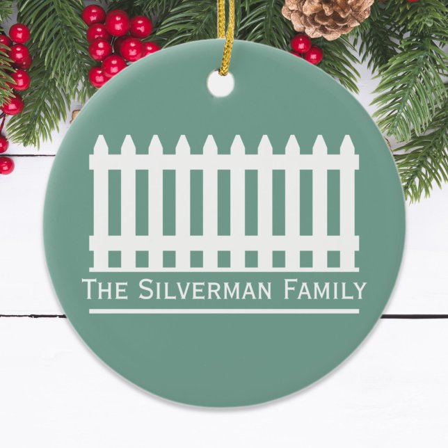 Minimalistiskt Vita plockfästet på Grönten Anpassa Julgransprydnad Keramik (Minimalist White Picket Fence on Green Personalize Ornament
)