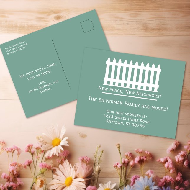 Minimalistiskt Vita plockfästet på Vi har flyttat  Vykort (Minimalist White Picket Fence on Green We've Moved Postcard
)