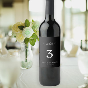 Minimalistiskt vitt och svart bröllop-bordsnummer vinflaska etikett