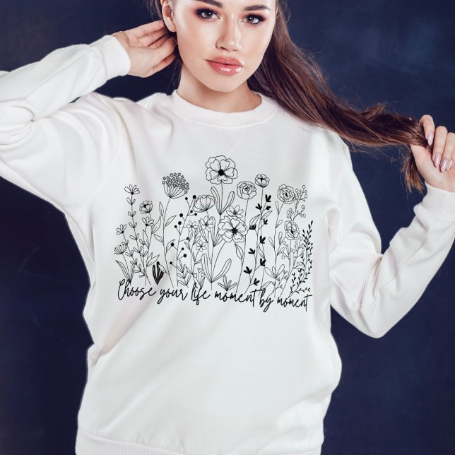 Minimalistkvinnor i den inspirerande Blommigten T Shirt (Skapare uppladdad)