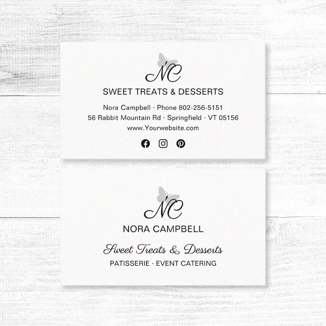 Minimalistmonogram svarta medieikoner i Social Visitkort (Modern, elegant black & white typography, butterfly monogram business card with social media icons.)