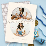 Minimalistsemicirklerna Kärlek och Light Hanukkah  Inbjudningar<br><div class="desc">Det här unika helgdag och kortet för snyggt innehåller två av dina favoritfoton i en dubbla-, top- och grund-halvcirkel som accentueras med böjt minimalistiskt linjer och ett modernt handskriftsskript med hälsning, kärlek och ljus placerat i mitten av kortet. Familjen namn och året ligger vid grund. Baksidan är fylld med ett...</div>