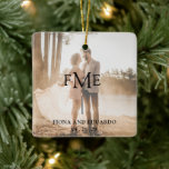 Minimalt fet monogram fotomodern julgransprydnad keramik<br><div class="desc">Contemporary och modern julprydnad med en enkel och minimal design med dina tre första monogram tillsammans med namn i fet stil över ditt favoritfoto från bröllop. All inslag i designläge är svart och kan ändras i designredigeringsverktyget i verktyg. Detta prydnadsföremål ger en underbar gåva till ett nygift par för deras...</div>