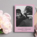Minimalt foto spara datum för rosa Modern Snyggt S Spara Datumet<br><div class="desc">Dubblan sparar datumkortet med en enkel bild- och textdesign med rosa bakgrund och svart personlig med två foton,  ett på vardera sidan. Rosa sparar datumtexten och fotokortet med svart typsnitt.</div>