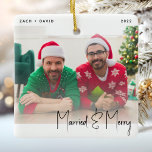 Minimalt fotogift med svart lampa och falskt hbt-s julgransprydnad keramik<br><div class="desc">Fira din första helgdag med detta moderna minimalistiska foto som fortfarande är ornament. Texten lyder "Gift & merry" i trendigets svartskript. Byt enkelt ut exempelbilden mot ditt favoritfoto och lägg till namnen och året överst. Med en vit övertoning skärm kan du göra textövertäckningen popup.</div>